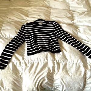 Black and white beautiful sweater top. Vibrant and comfortable. Size L